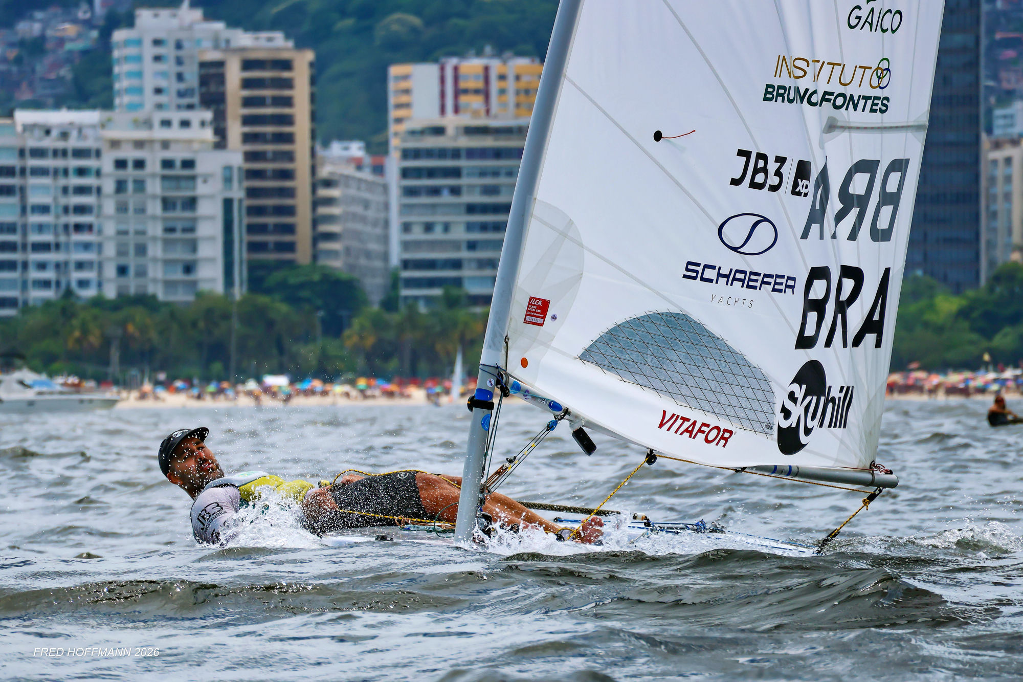 Bruno Fontes — 8× Campeão Brasileiro, Rio de Janeiro 2026. SCHAEFER YACHTS na vela. © Fred Hoffmann
